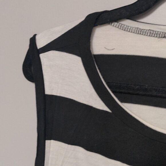 Bombom Sleeveless Blouse    - Picture 2 of 5